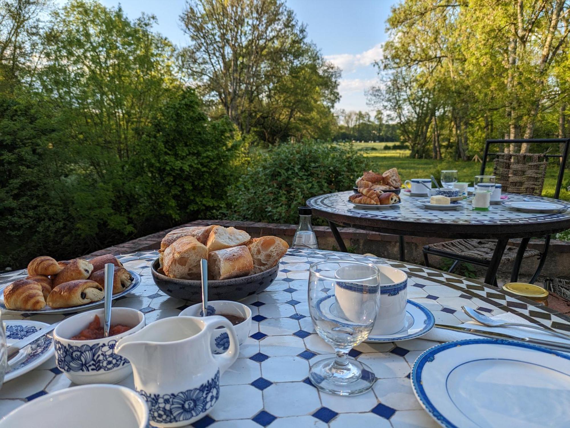 Le Moulin Grenon Bed and Breakfast Mézilles Exteriör bild